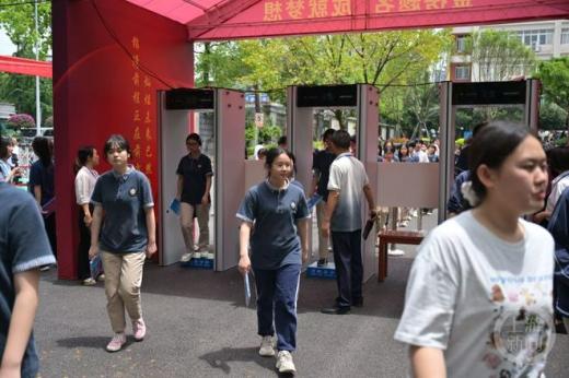 重慶高考新增AI智能安檢門巡查系統(tǒng)，確?？荚嚬?></a></div><div   id=